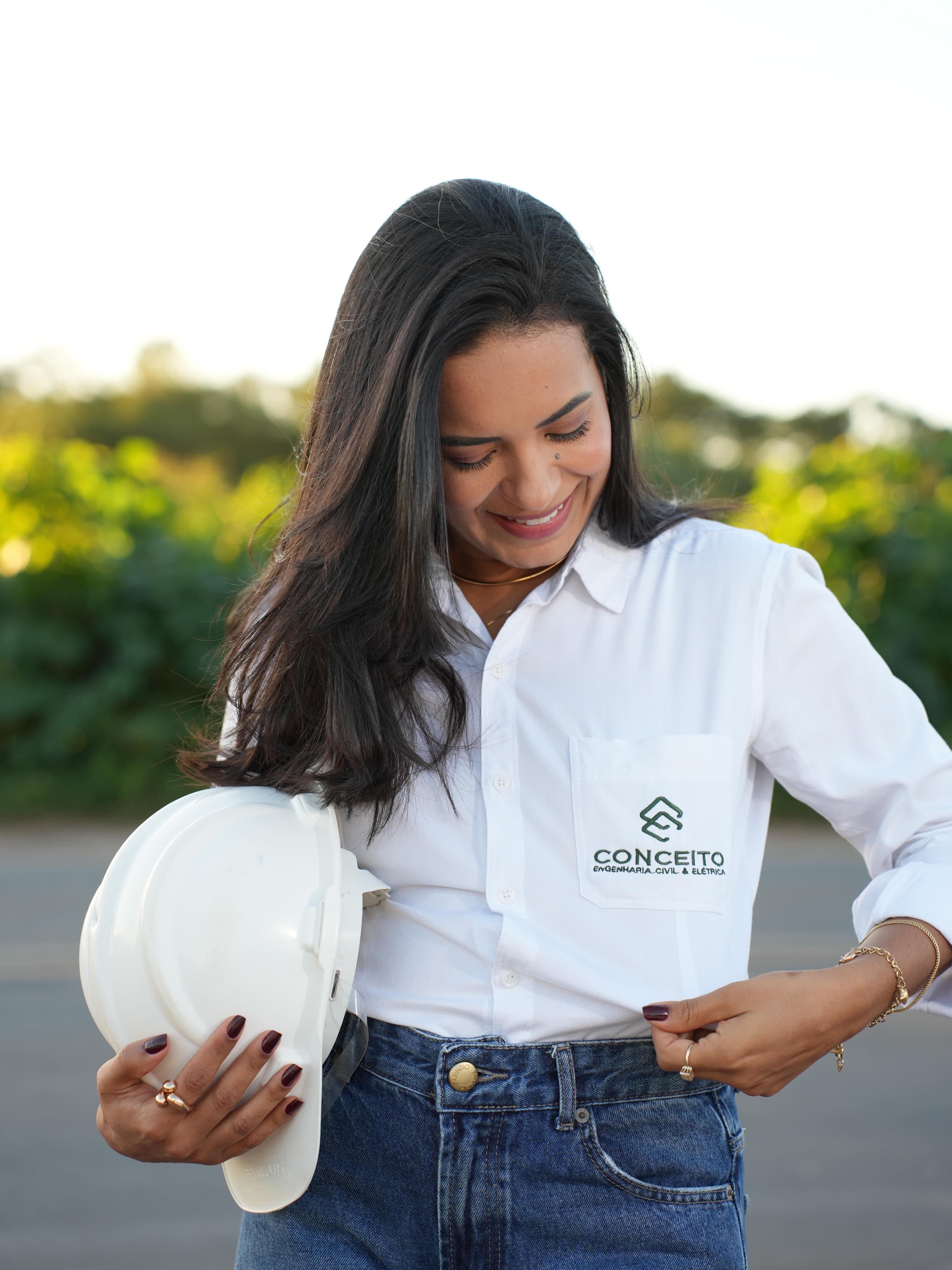 Profissional da Conceito Engenharia com uniforme da empresa e capacete de segurança
